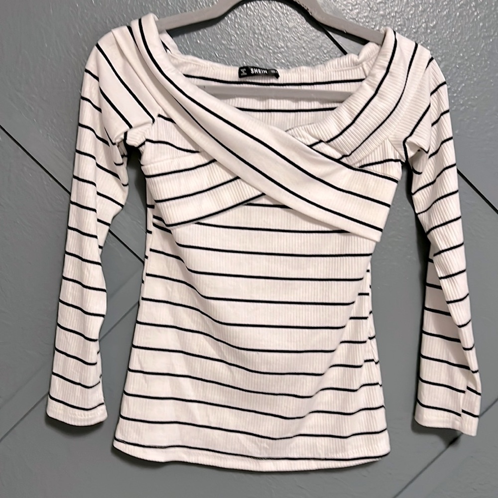 SHEIN top size Medium. Fits like a small.